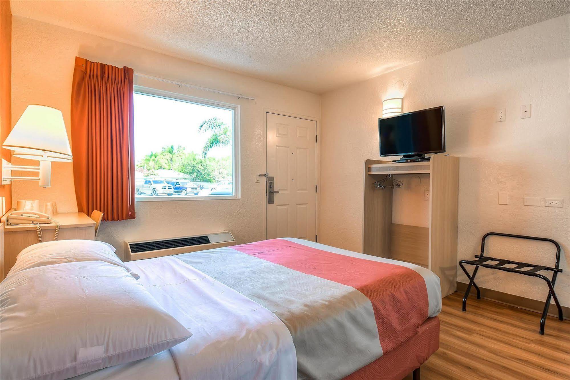 Motel 6-Norwalk, Ca - Los Angeles Dış mekan fotoğraf